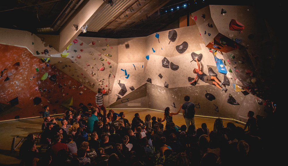 Eric Bielesch im ersten, unlösbaren Finalboulder der Männer (Bild: Rico Haase)