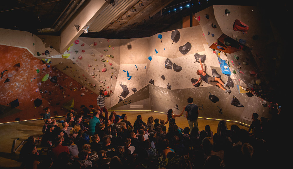 Eric Bielesch im ersten, unlösbaren Finalboulder der Männer (Bild: Rico Haase) 