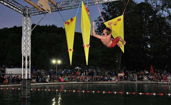 Der Boulder-Contest am Samstag Abend (Bild: Walter Wärthl)