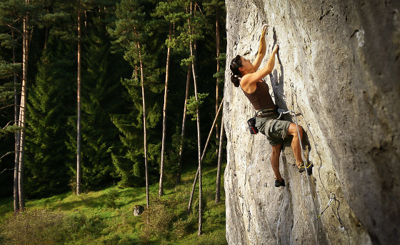 Eva Niedermeyer klettert ´Salsa´ (8) an der Kuhleutner Wand (Bild: Mike Bauer)