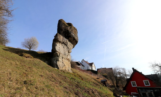 Übermächtig thront der Purzelstein über dem letzten Haus von Drosendorf - zum Glück nicht ganz in Falllinie