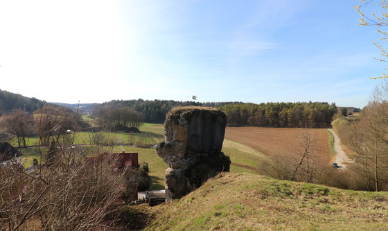 Blick auf die Bergseite des Purzelsteins und das darunter liegende Aufseßtal