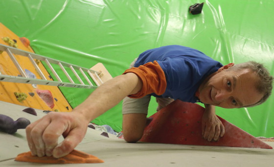 Gründer Mariusz Hoffmann beim Ausprobieren eines neuen Boulderproblems