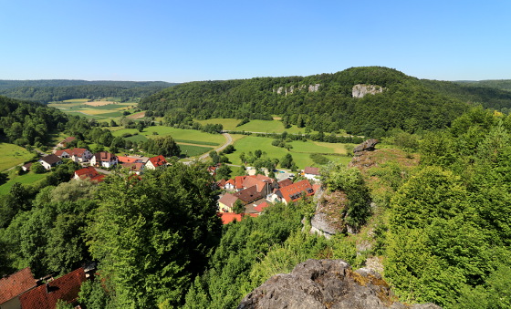 Blick vom Naturfreundehaus über Veilbronn hinaus ins Leinleitertal