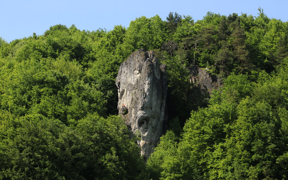 Der mächtige Zehnerstein überragt das Obere Trubachtal