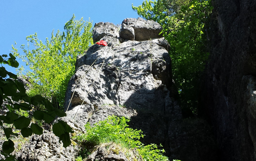 Blick auf die Route Durstweg, der lockere Block wurde rot markiert (Bild: W.W.)