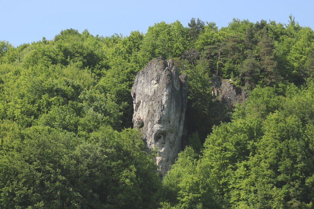 Der Zehnerstein von Tal aus gesehen