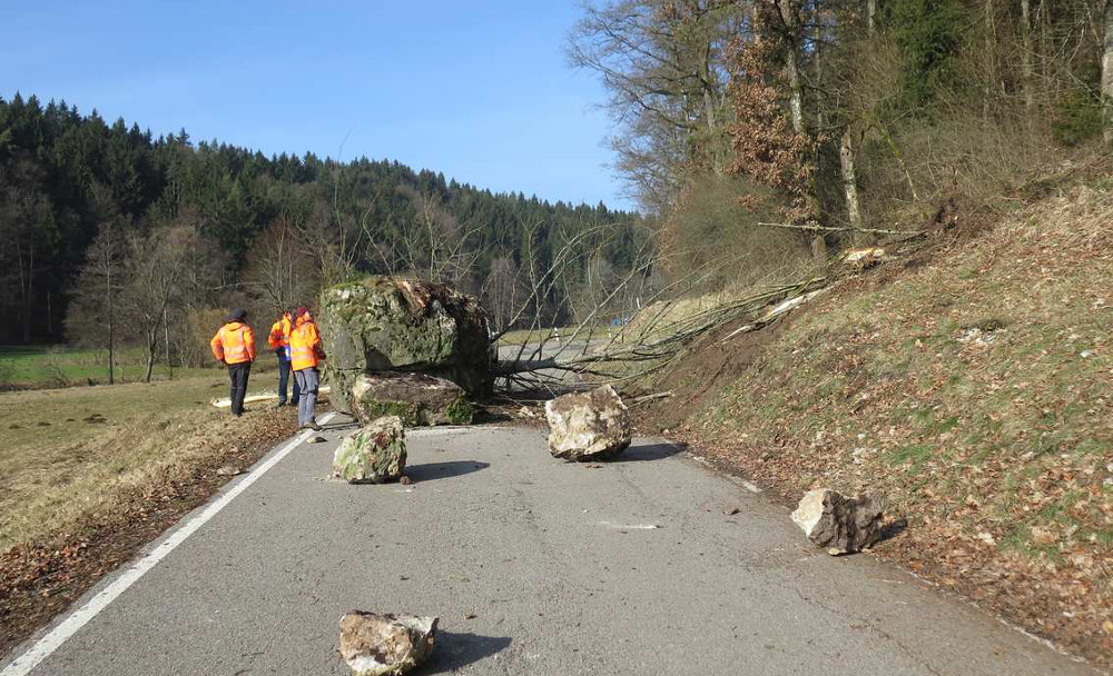 13 Kubikmeter groß und 30 Tonnen schwer ist der größte der entfernten Gesteinsbrocken (Bild: Gemeinde Kastl)