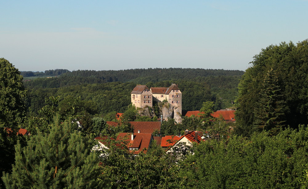 Blick auf die Burg Hiltpoltstein aus der Felsenlandschaft oberhalb der Ortschaft
