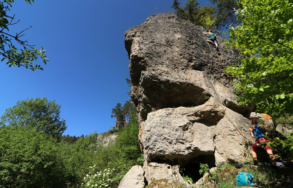 Seilschaft am Kuhleutner Turm, links im Hintergrund befindet sich die Kuhleutner Wand