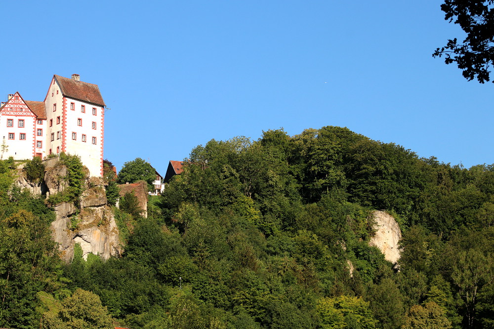 Der Willemsfels befindet sich unmittelbar rechts der Burg Egloffstein und bietet eine fantastische Fernsicht