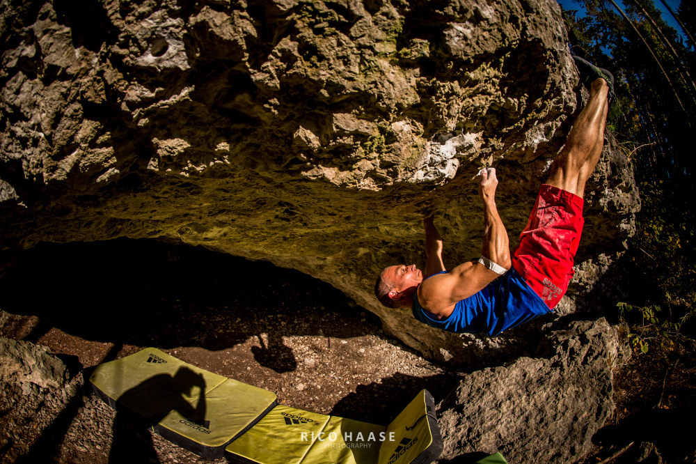 Volker Schöffl kopfüber in North Star (Fb 8a+) an der Catwalk-Höhle bei Schirradorf (Bild: Rico Haase)