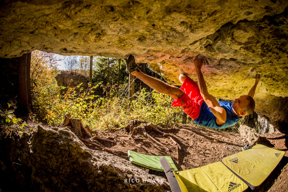 Volker Schöffl in North Star (Fb 8a+) an der Catwalk-Höhle bei Schirradorf (Bild: Rico Haase)