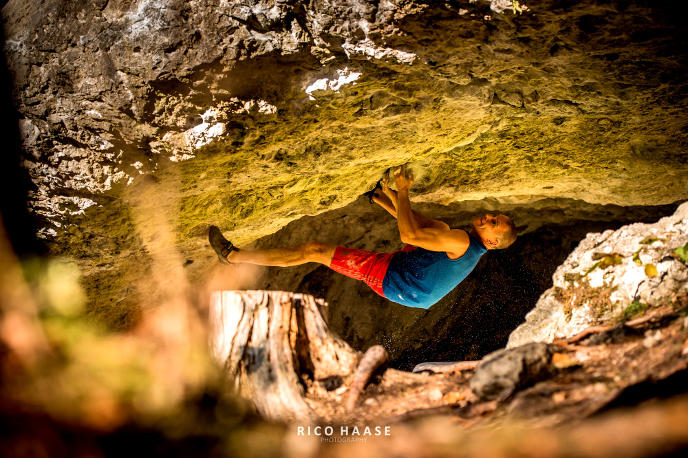 Volker Schöffl in North Star (Fb 8a+) an der Catwalk-Höhle bei Schirradorf (Bild: Rico Haase)