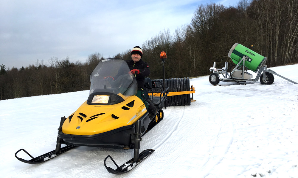 Die Skipiste - nach neusten Infos Rodelpiste - in Schnaittach wird mit einem Schneeschlitten präpariert. (Bild: Udo Schuster)