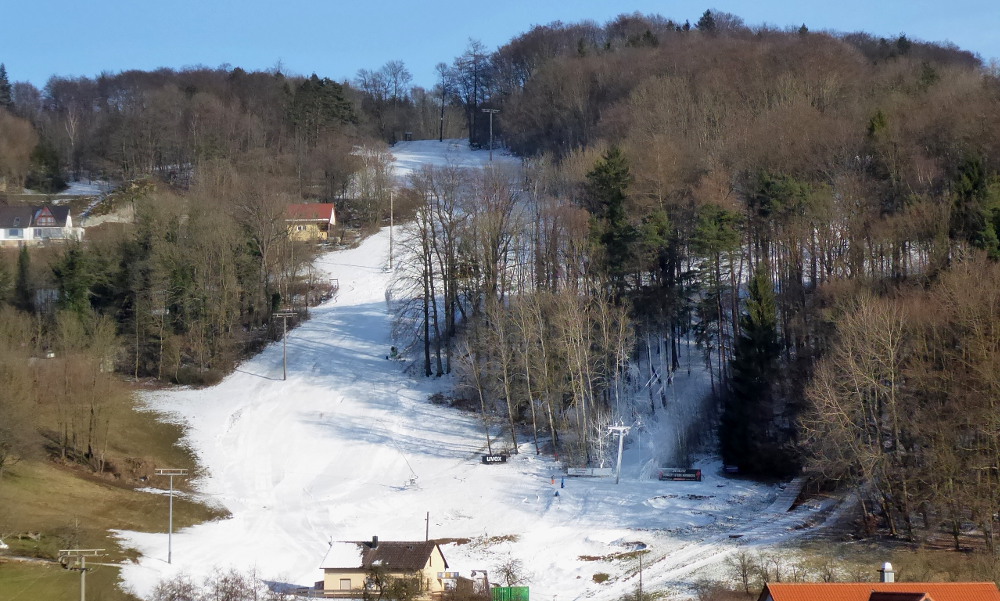 Viel Grün und in der Mitte Weiß: die Skipiste in Osternohe (Bild: Udo Schuster)