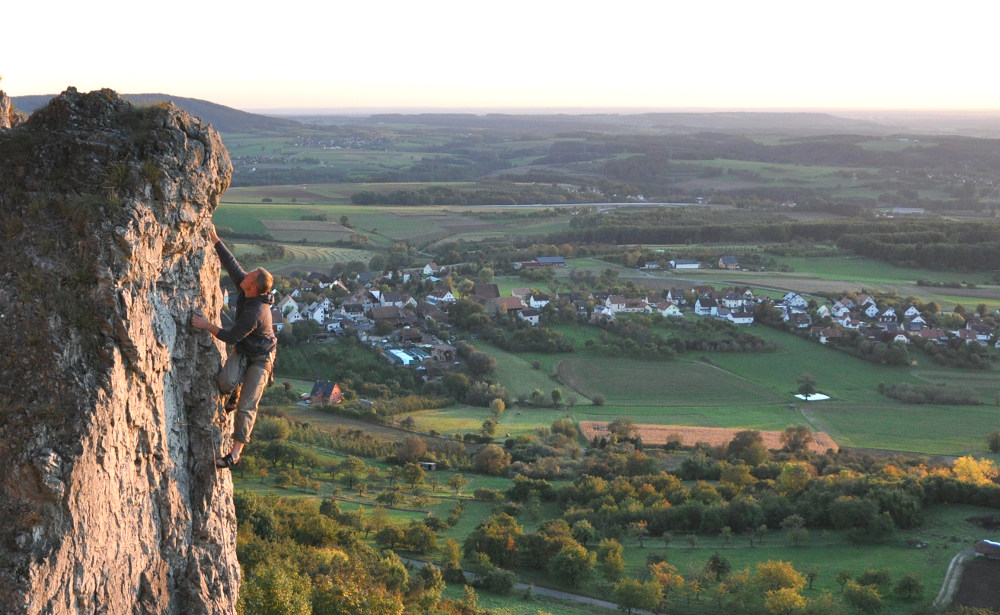 Feierabendklettern im Frankenjura: Uwe Behrendt in der ´Edelweißkante´ (5) am Rodenstein (Bild: Burkhard Müller)