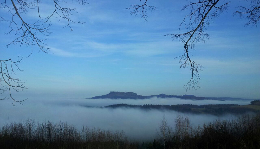 Blick vom Veitsberg auf den im Nebel versunkenen Staffelberg (Bild: Matthias Stöcker)