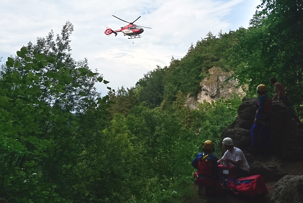 Warten auf den Heli am Oberen Diebesloch (Bild: Bergwacht Kulmbach-Obermain)