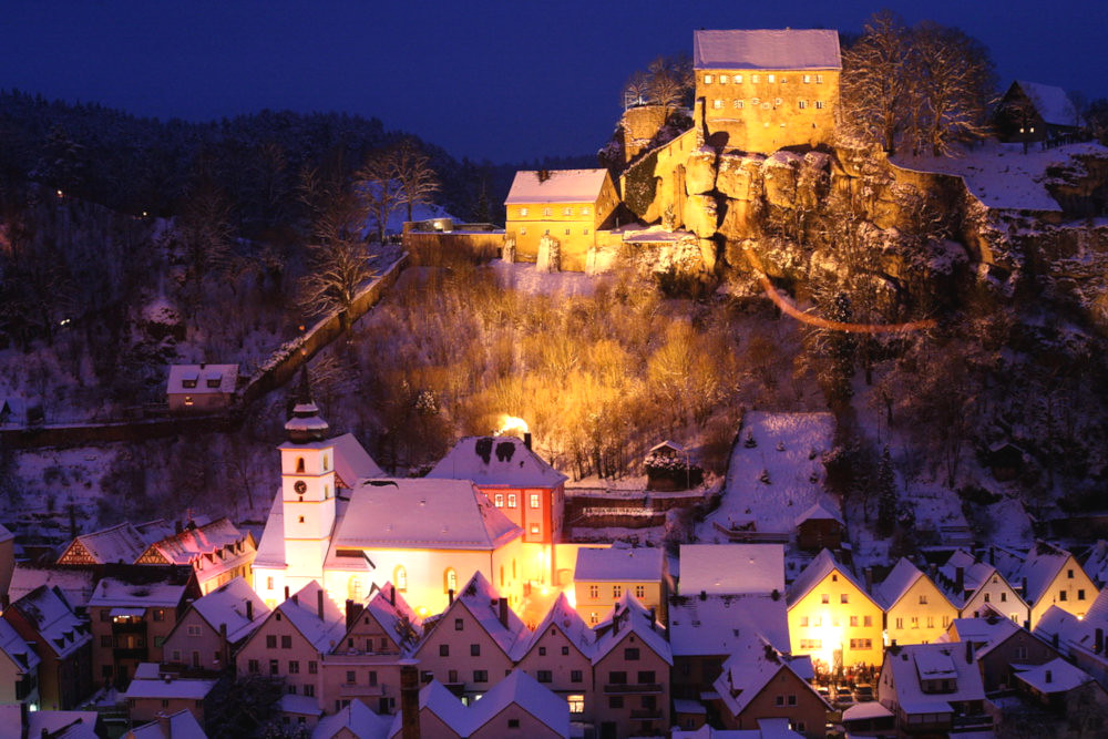 Die überzuckerte Burg Pottenstein thront über der Altstadt