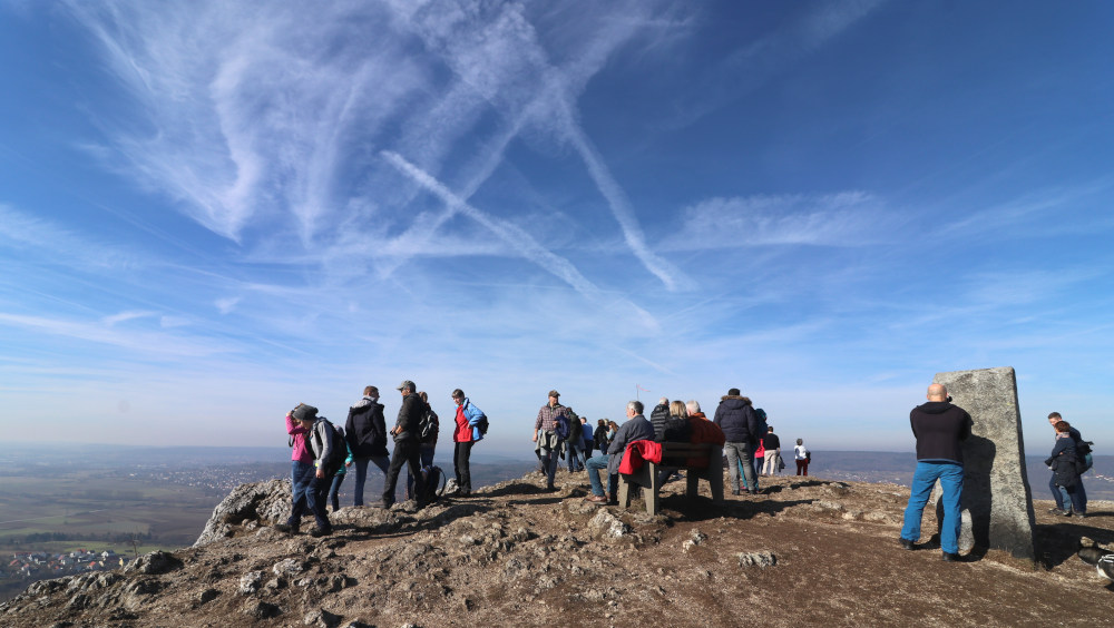 Viele genießen den Blick vom Walberla nach Westen ins Regnitztal