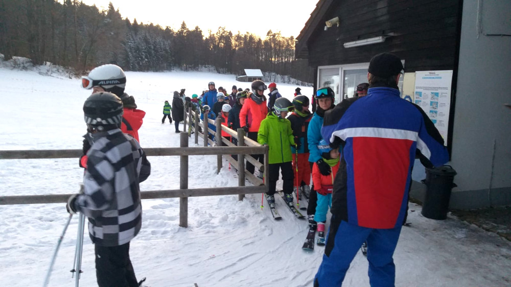 Am vergangenen Donnerstag herrschte Andrang am Skilift in Spies (Bild: Horst Fischer)