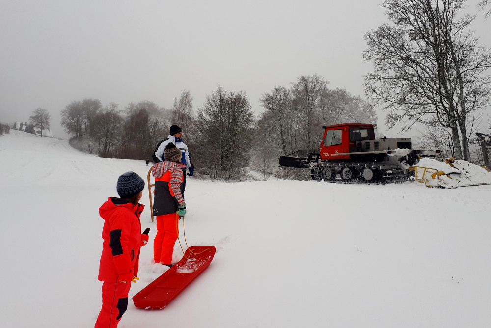 Am Hohensteiner Skilift wurde am Samstag bereits fleissig die Piste präpariert.