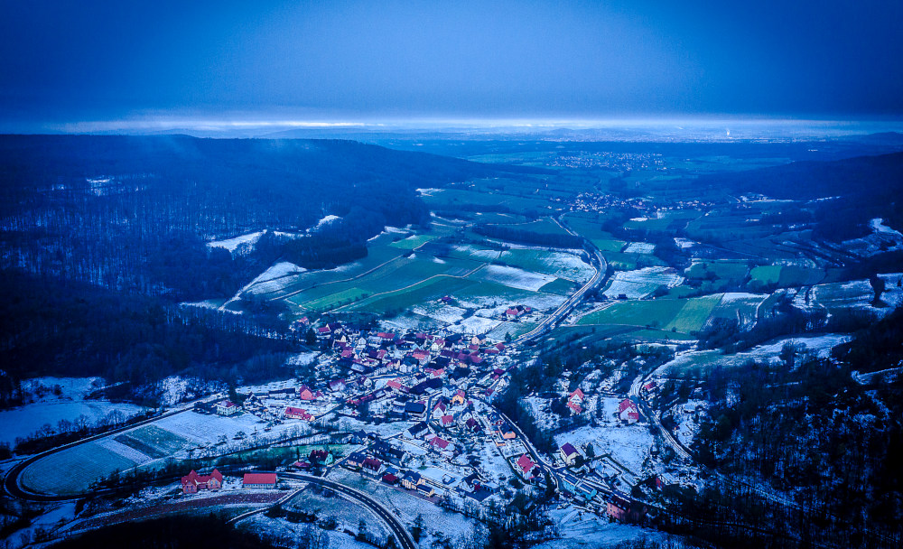 Blick von Tiefenellern nach Westen: Am Sonntag war vor allem in tieferen Lagen nur noch wenig vom Schnee übrig. (Bild: Julian Söhnlein)