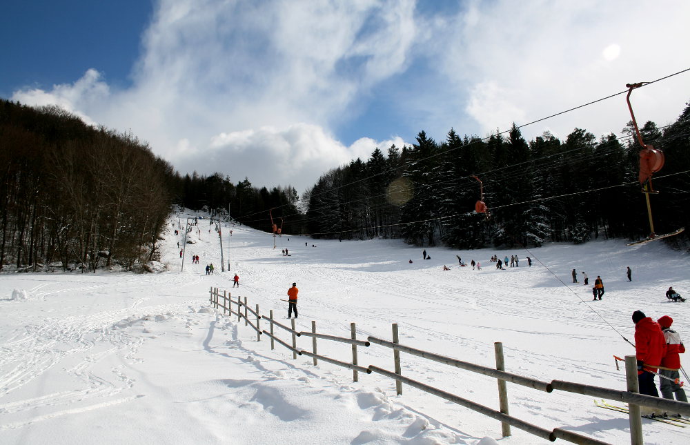 Der Skilift Spies an einem sonnigen Wintertag