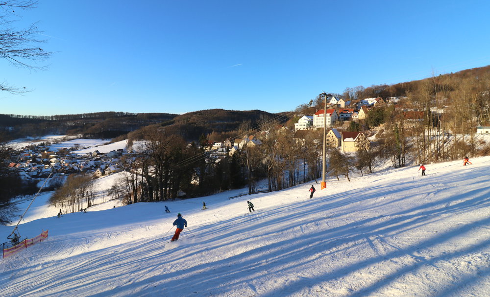 Die Skipiste Osternohe mit Blick auf den Ort und das Schnaittachtal