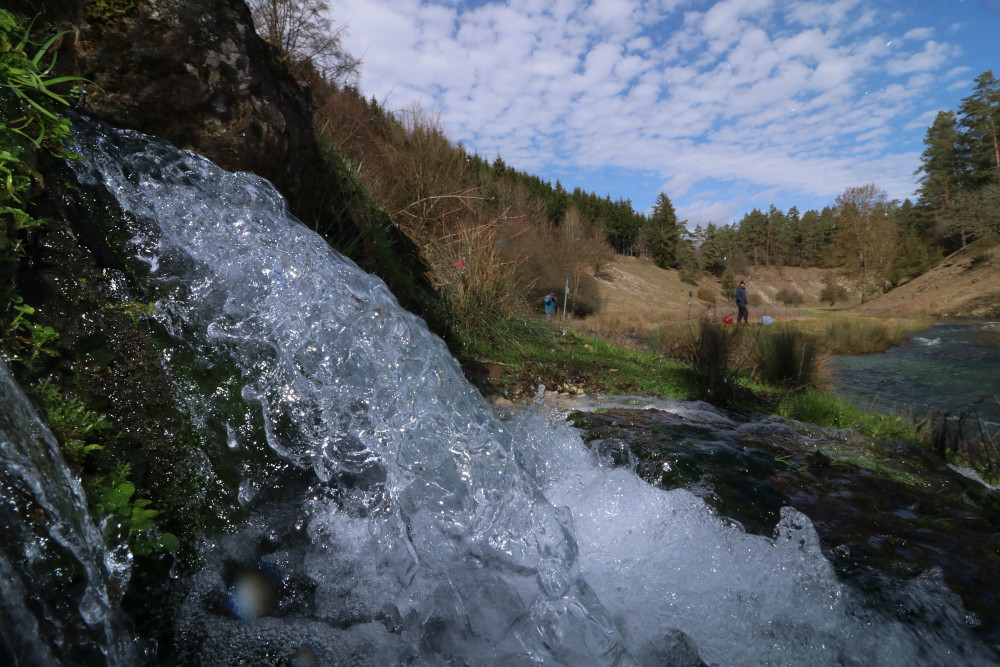 Im Vordergrund die Leinleiterquelle, im Hintergrund das ´Tal der Tummler´