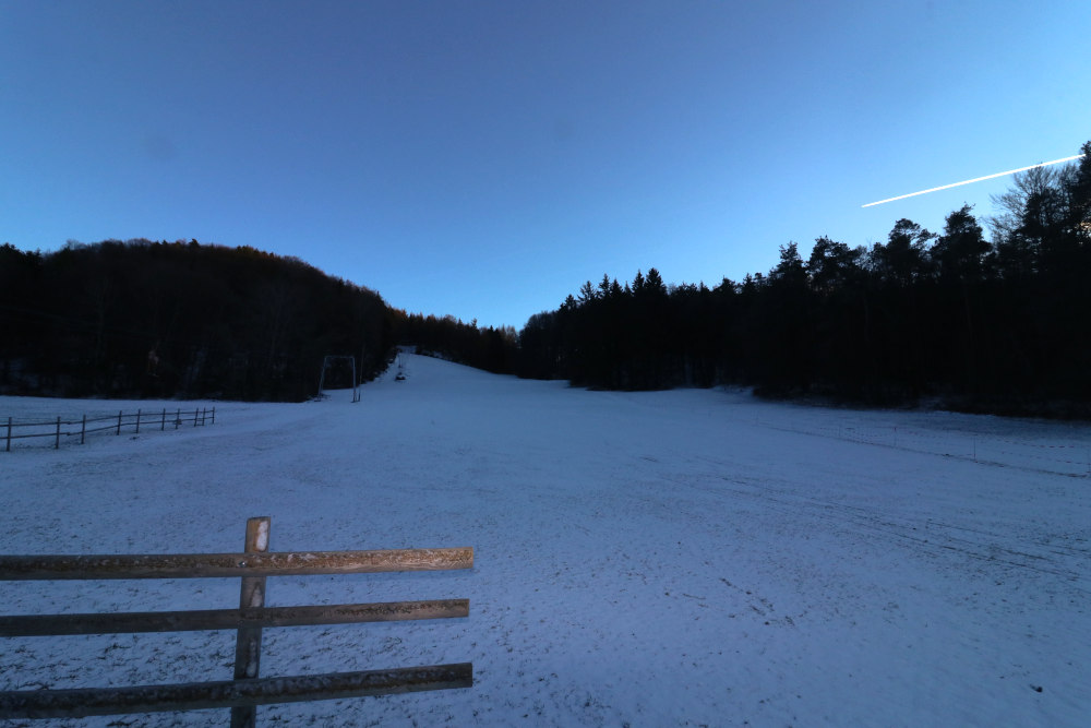 So sieht derzeit die Piste am Skilift in Spies aus: Zum Skifahren zu wenig Schnee, fürs Rodeln ausreichend!