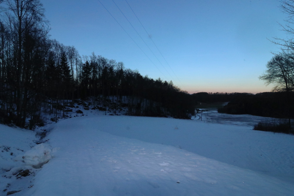 Auch am Rodelhang zwischen Leienfels und Graisch lässt es sich noch gut Rodeln. Im Tal bei Graisch ist der Schnee verschwunden.