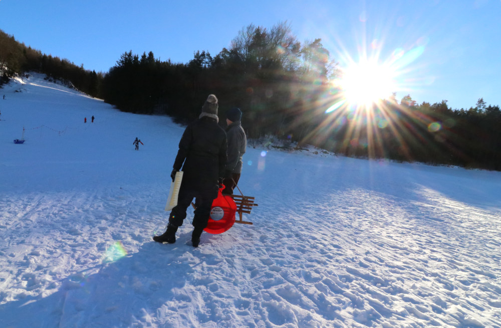 Auch wenn der Skilift nicht in Betrieb war, tummelten sich am Wochenende viele Schlittenfahrer am Skihang in Spies