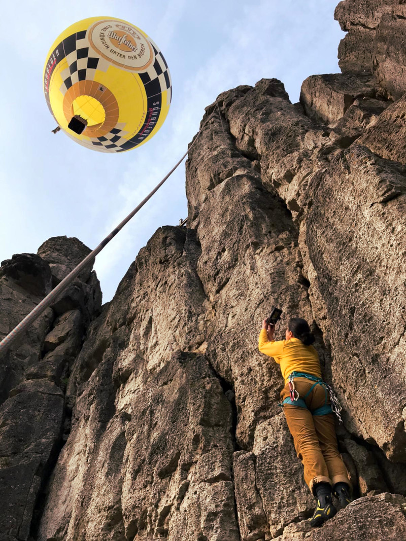 Der Bier-Ballon schwebt über die Neuhauser Wand (Bild: Dorothea Lehmann)