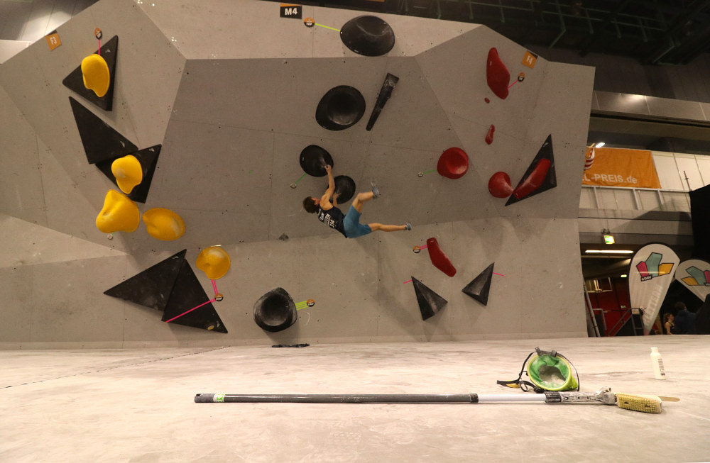 Moritz Uhlmann checkt einen Finalboulder aus. Er schafft am Ende ebenfalls den dritten Rang in seiner Wertung.