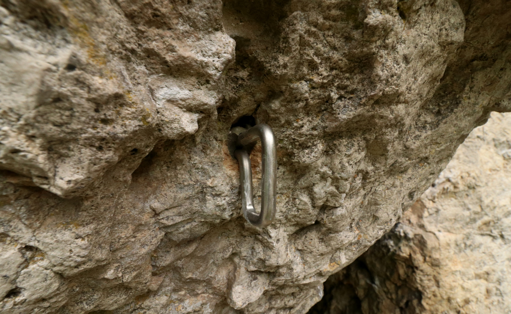 Nicht vertrauenerweckender Haken im Frankenjura