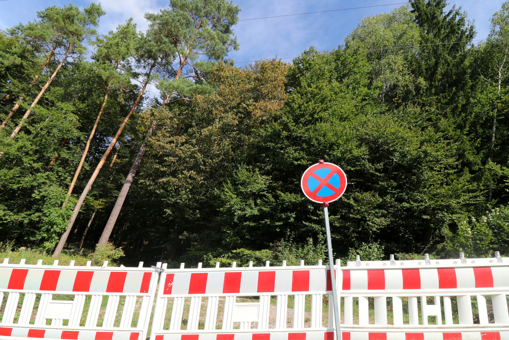 Seit Mitte 2019 ist der ehemals geduldete Parkplatz des Förstelsteins bei Stadelhofen abgesperrt