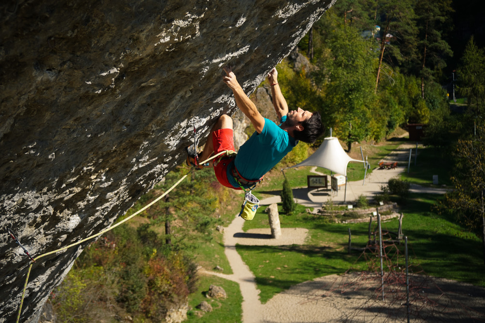 Julian Söhnlein klettert am sogenannten Eldorado oberhalb des Kletterinfozentrums (Bild: Alexander Megos)