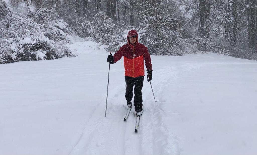 Langläufer bei Schneefall und Wind in einer Loipe auf der Gräfenberger Höhe