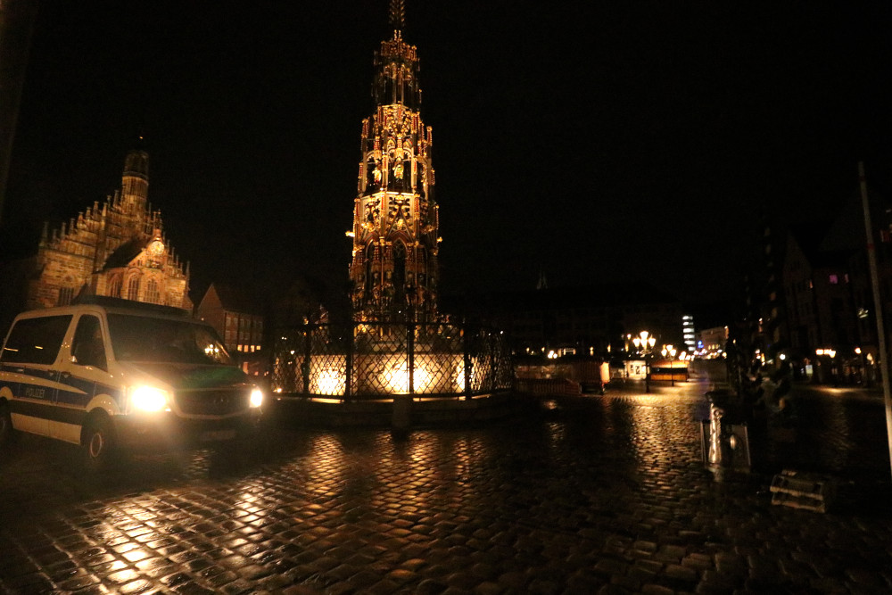 Der Hauptmarkt mit Schönem Brunnen und der Frauenkirche in der Silvesternacht