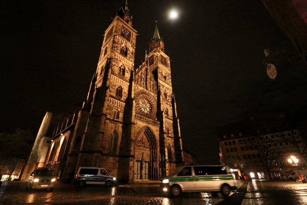 An der Lorenzkirche fahren Einsatzfahrzeuge auf und ab, auch hier ist es menschenleer