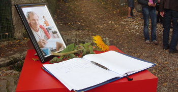 Das Kondolenzbuch am Wandfuß