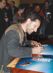 Alexander Huber bei der Autogrammstunde im Erlanger 