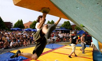 Andi Barth am ersten Finalboulder