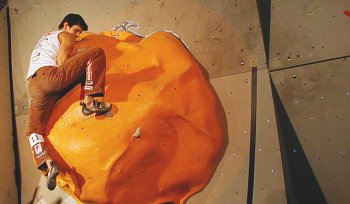 Kilian Fischhuber beim Boulderweltcup 2004 in Erlangen