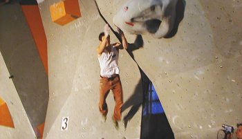 Kilian Fischhuber bei einem anspruchsvollen Sprung im Finale des Boulderweltcups 2004 in Erlangen