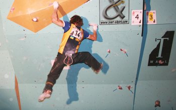 Der Weltcupsieger Mykhaylo Shalagin am vierten Finalboulder