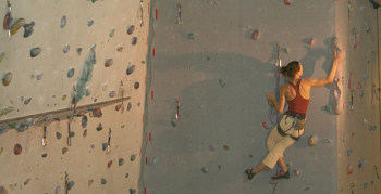 Susanne Maier in einer gelben Route im Grad 7+