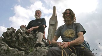 Der Vater mit dem Sohne: Stefan Dannhauser führt seinen Vater Horst anlässlich des Jubliäums auf den Gipfel des Zehnersteins.